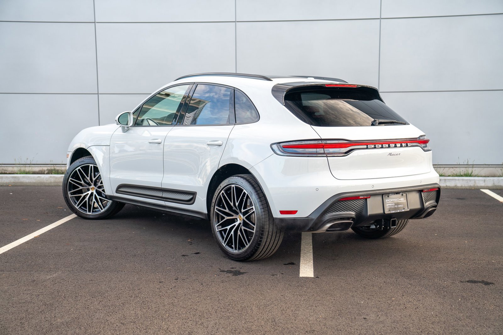 Used 2025 Porsche Macan image 3