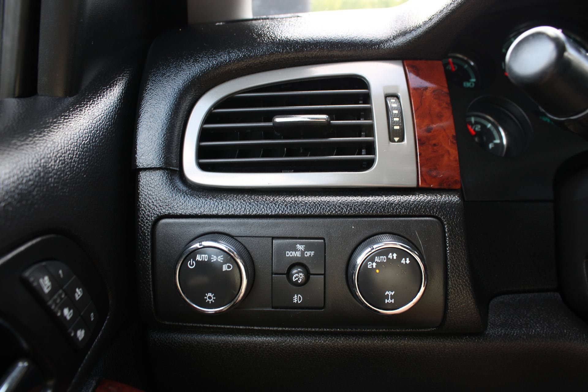Used 2013 Chevrolet Avalanche LTZ AWD/4WD image 32