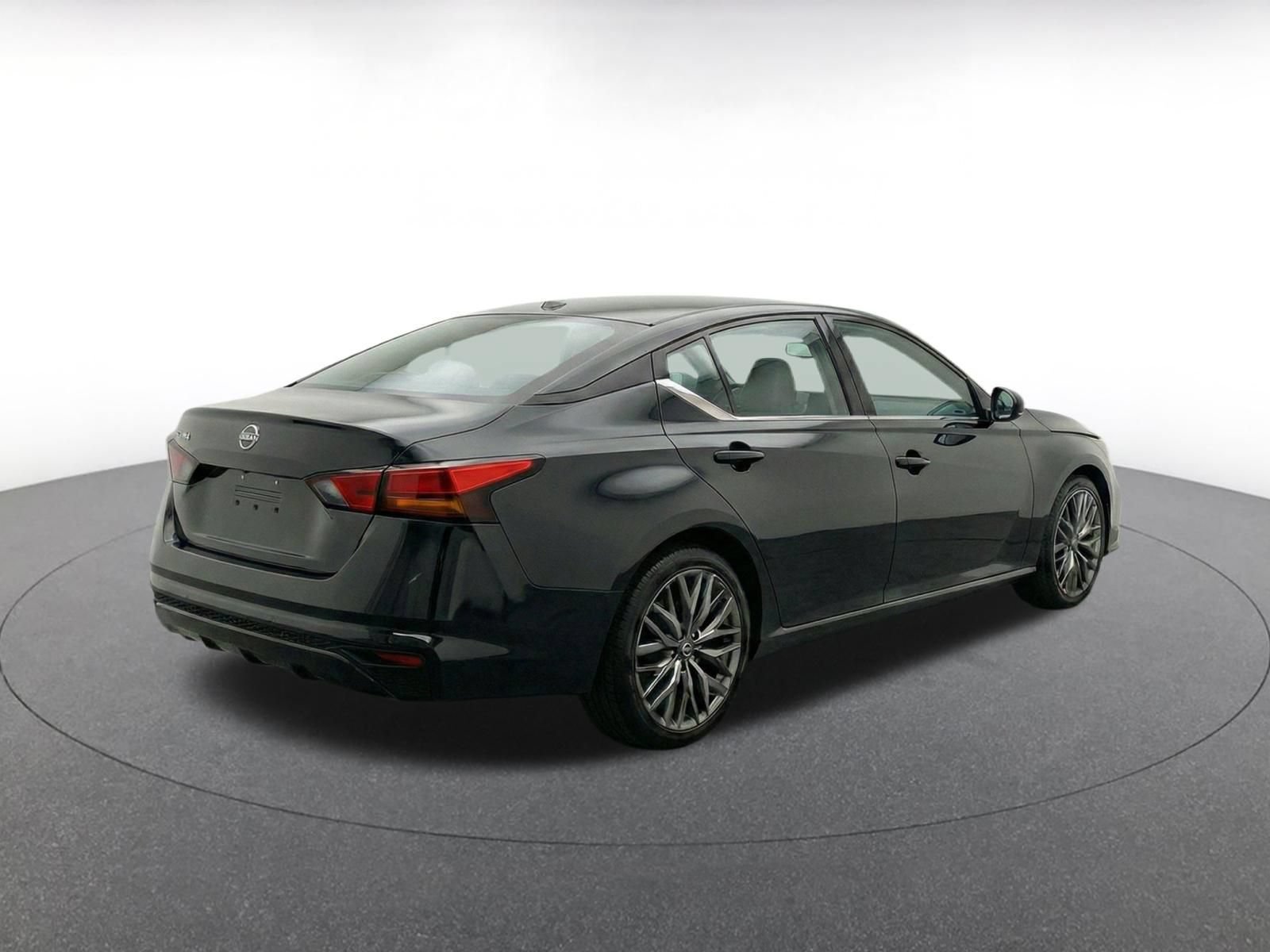 Used 2025 Nissan Altima 2.5 SV FWD image 8