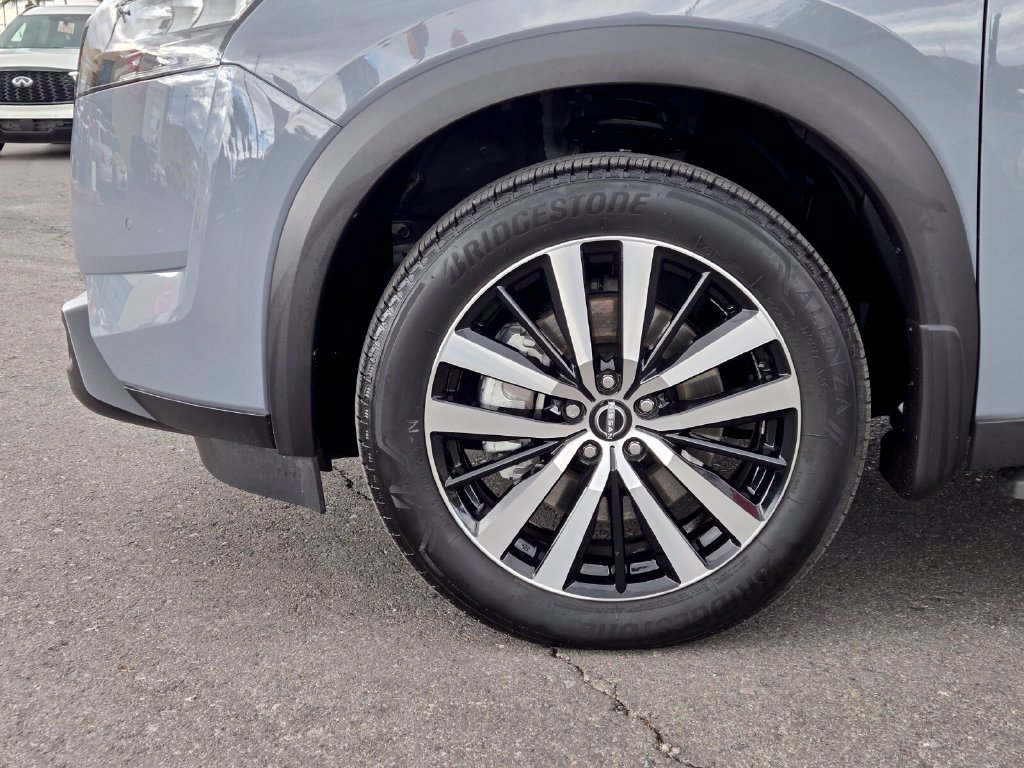 Certified 2025 Nissan Pathfinder Platinum w/ Lighting Package (N93) FWD image 9