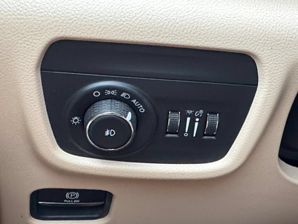 Used 2022 Jeep Grand Cherokee L Limited w/ Luxury Tech Group II AWD/4WD image 14