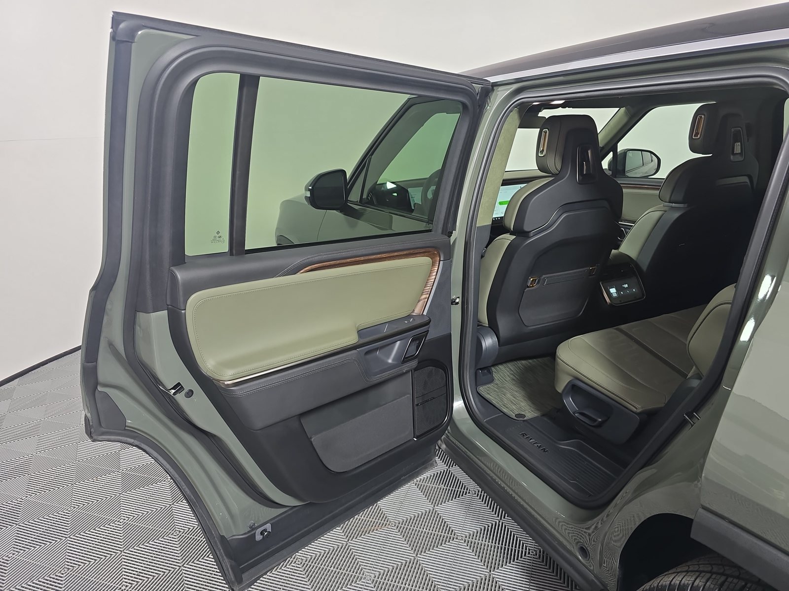 Used 2023 Rivian R1S Launch Edition Quad AWD/4WD image 17