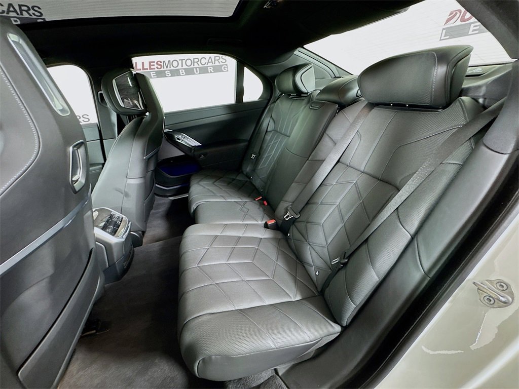 Used 2024 BMW i7 xDrive60 image 26