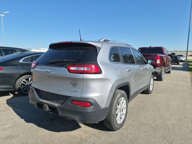 Used 2017 Jeep Cherokee Latitude w/ Cold Weather Group AWD/4WD image 5