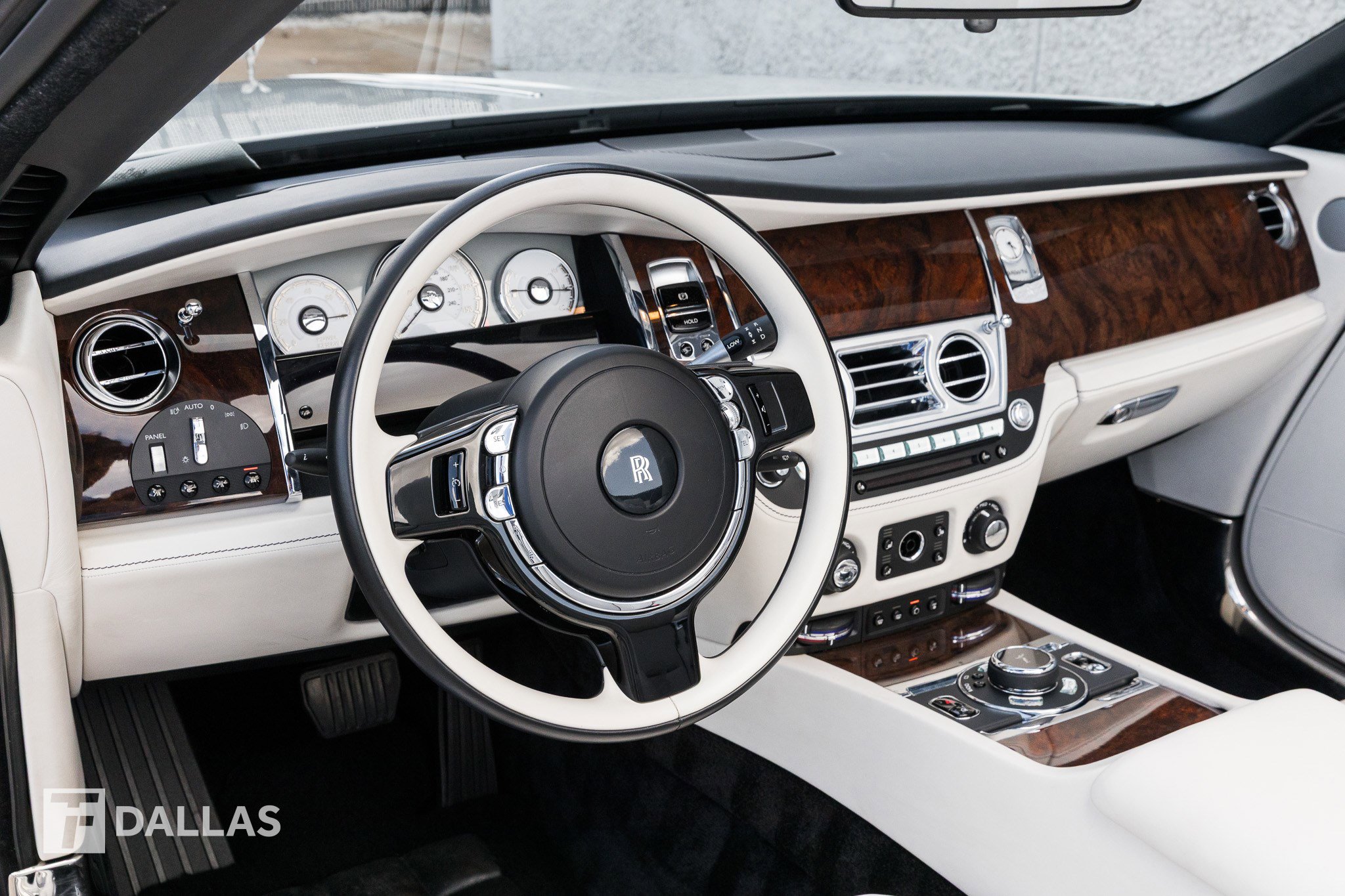 Used 2017 Rolls-Royce Dawn image 25