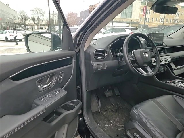 Used 2025 Honda Pilot Touring image 9