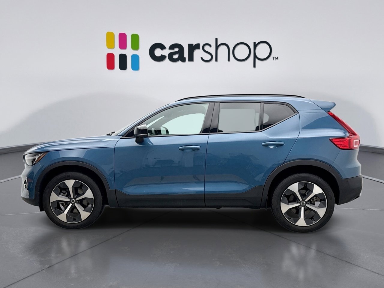 Used 2025 Volvo XC40 B5 Plus image 2