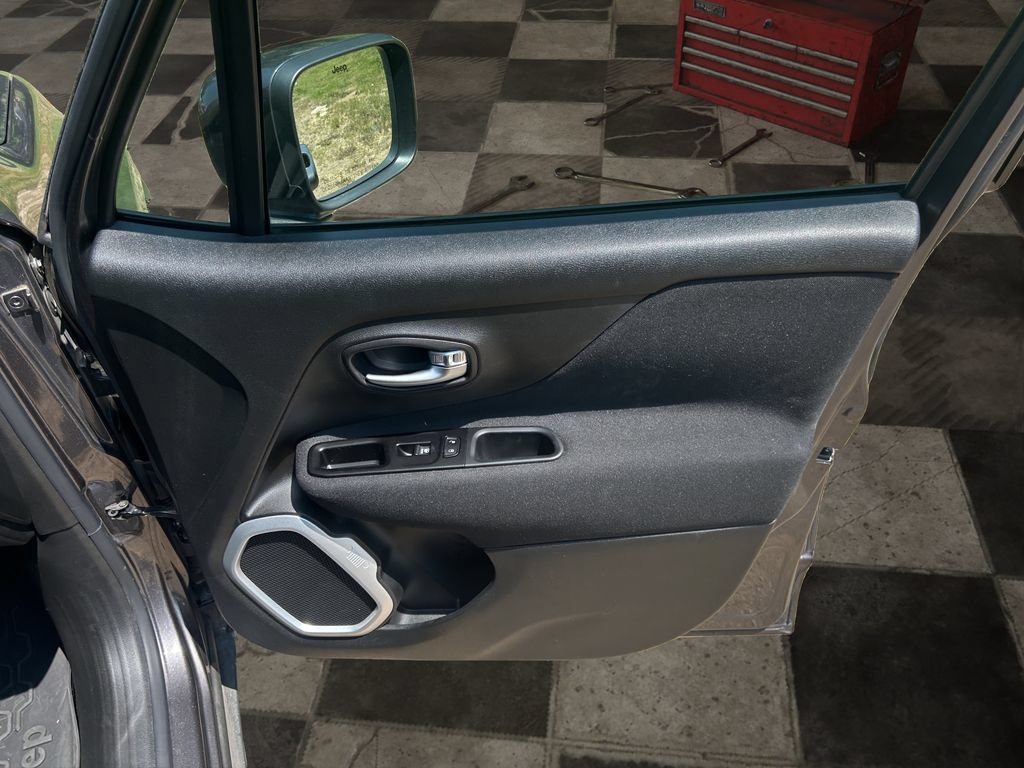 Used 2021 Jeep Renegade Latitude FWD image 11