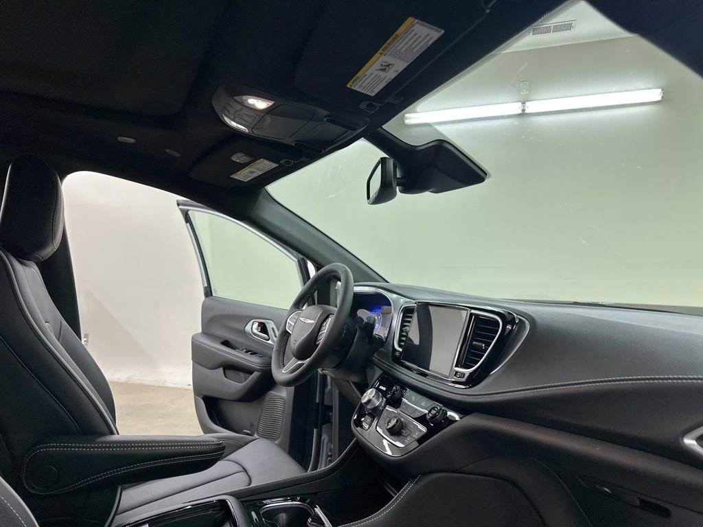 New 2026 Chrysler Pacifica Limited image 16