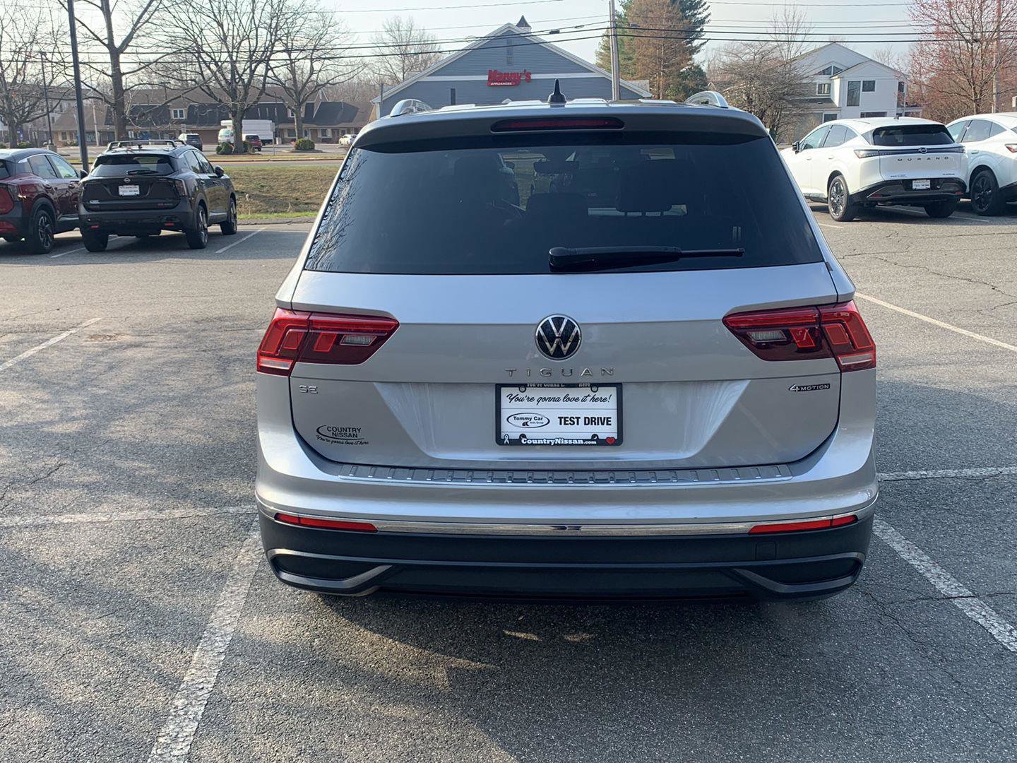 Used 2024 Volkswagen Tiguan SE w/ Panoramic Sunroof Package image 4