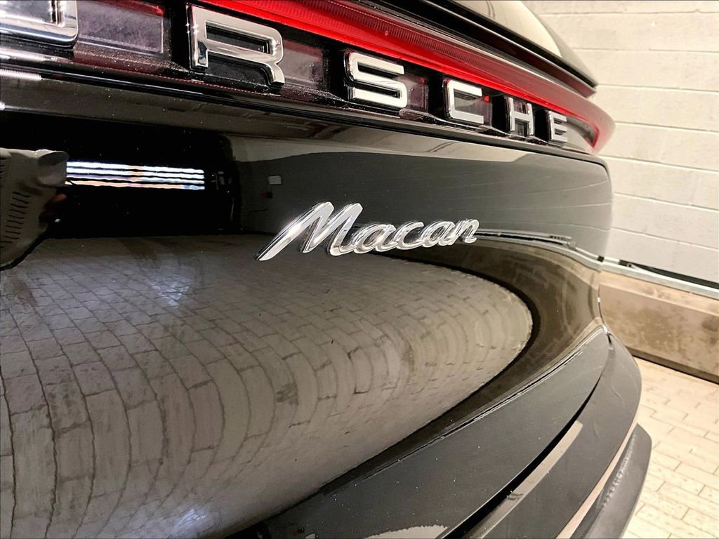 Certified 2023 Porsche Macan AWD/4WD image 33