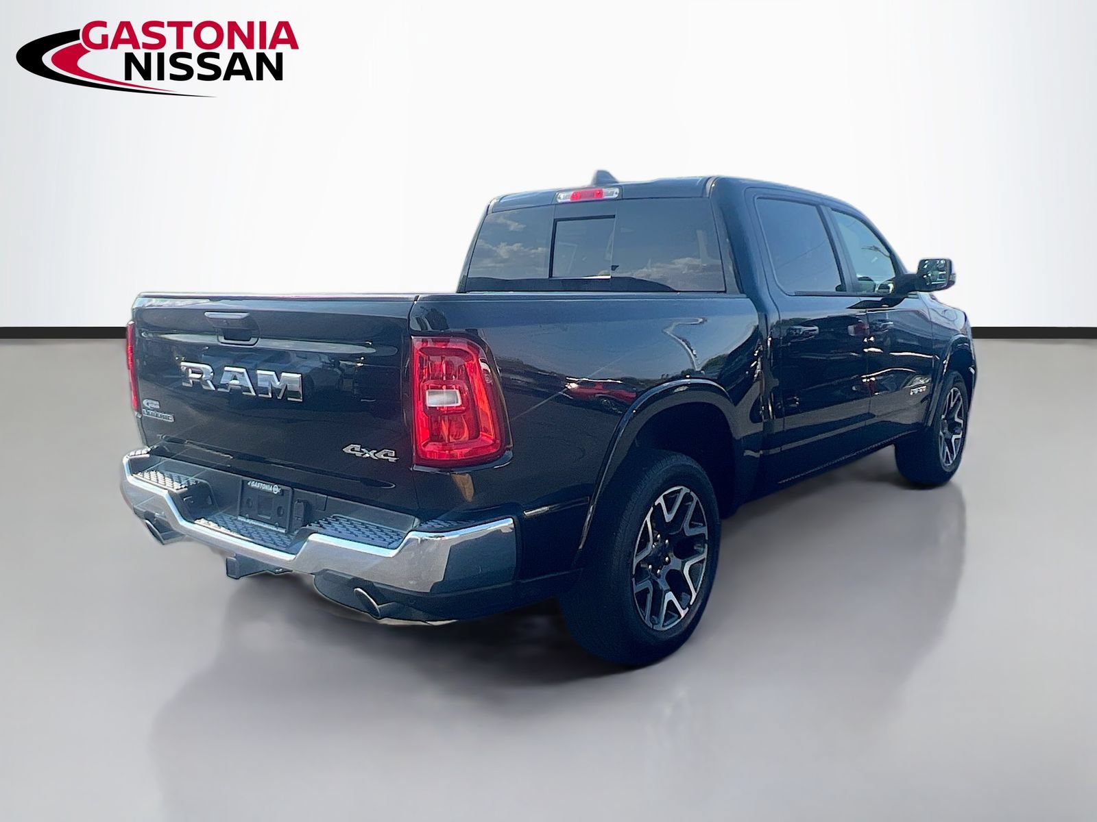 Used 2025 RAM 1500 Laramie AWD/4WD image 9