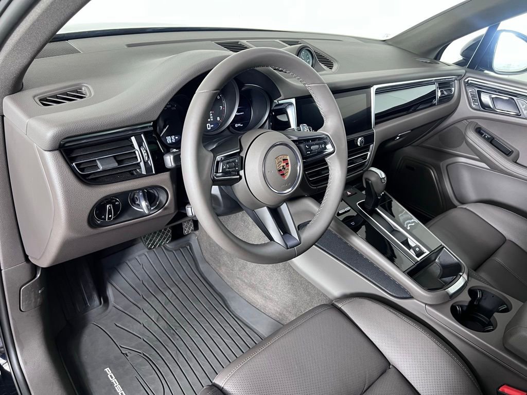 Certified 2025 Porsche Macan image 4