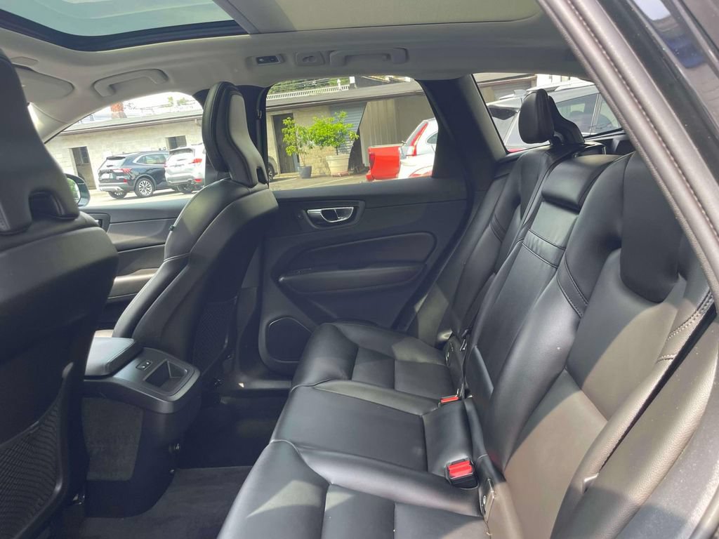 Used 2019 Volvo XC60 T5 Momentum w/ Multimedia Package AWD/4WD image 9