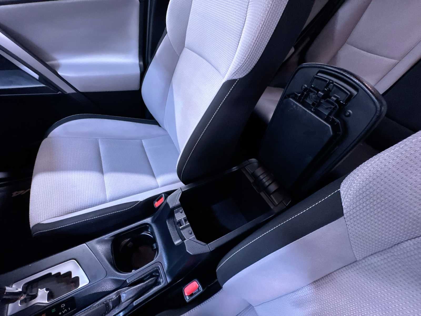 Used 2017 Toyota RAV4 XLE AWD/4WD image 32