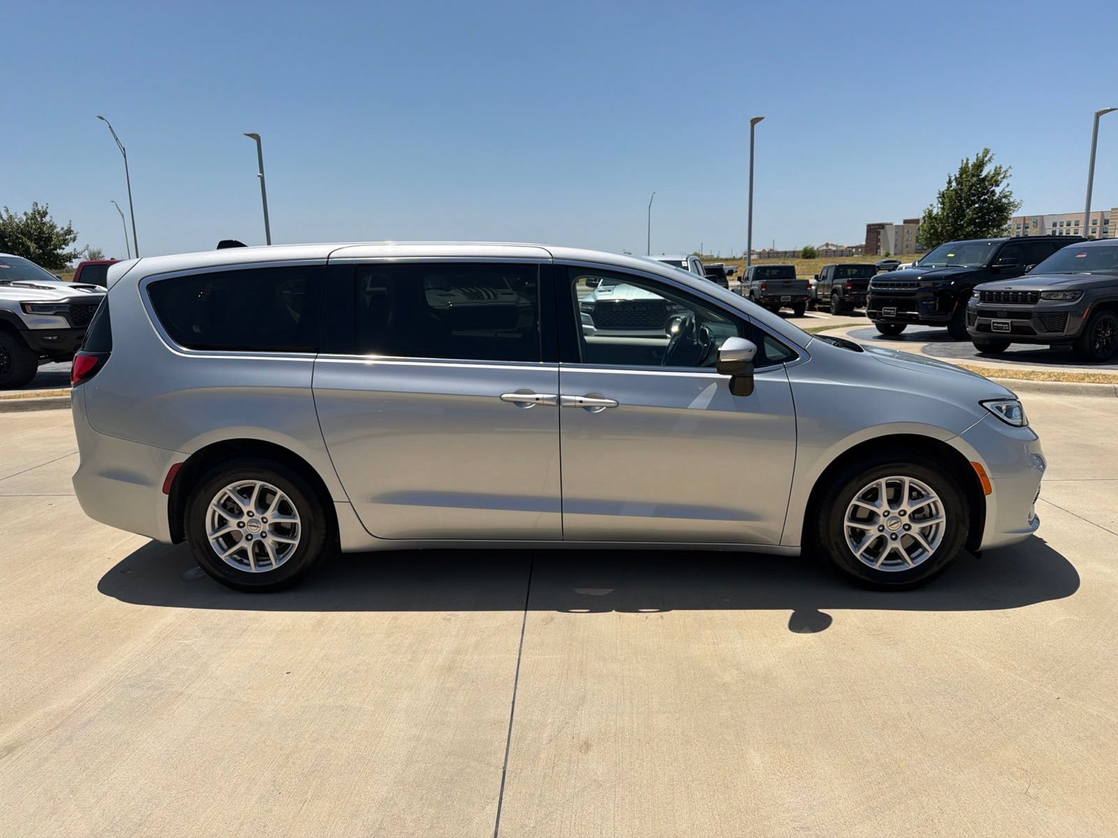 Used 2023 Chrysler Pacifica Touring-L FWD image 6