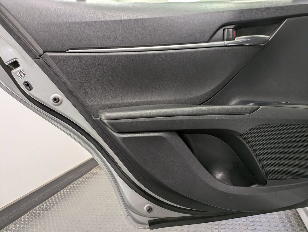 Used 2018 Toyota Camry SE FWD image 23