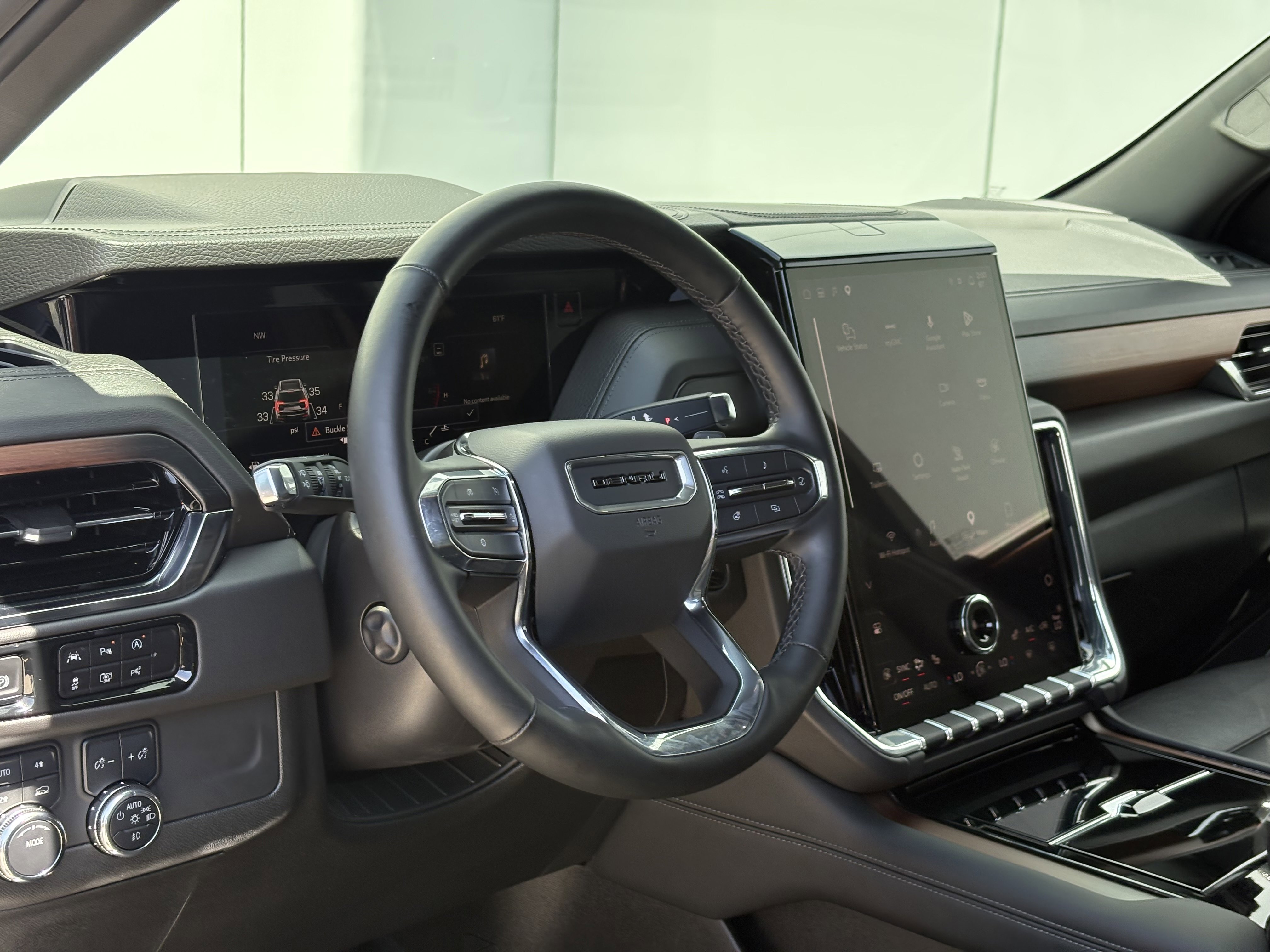 Used 2025 GMC Yukon XL Denali AWD/4WD image 16