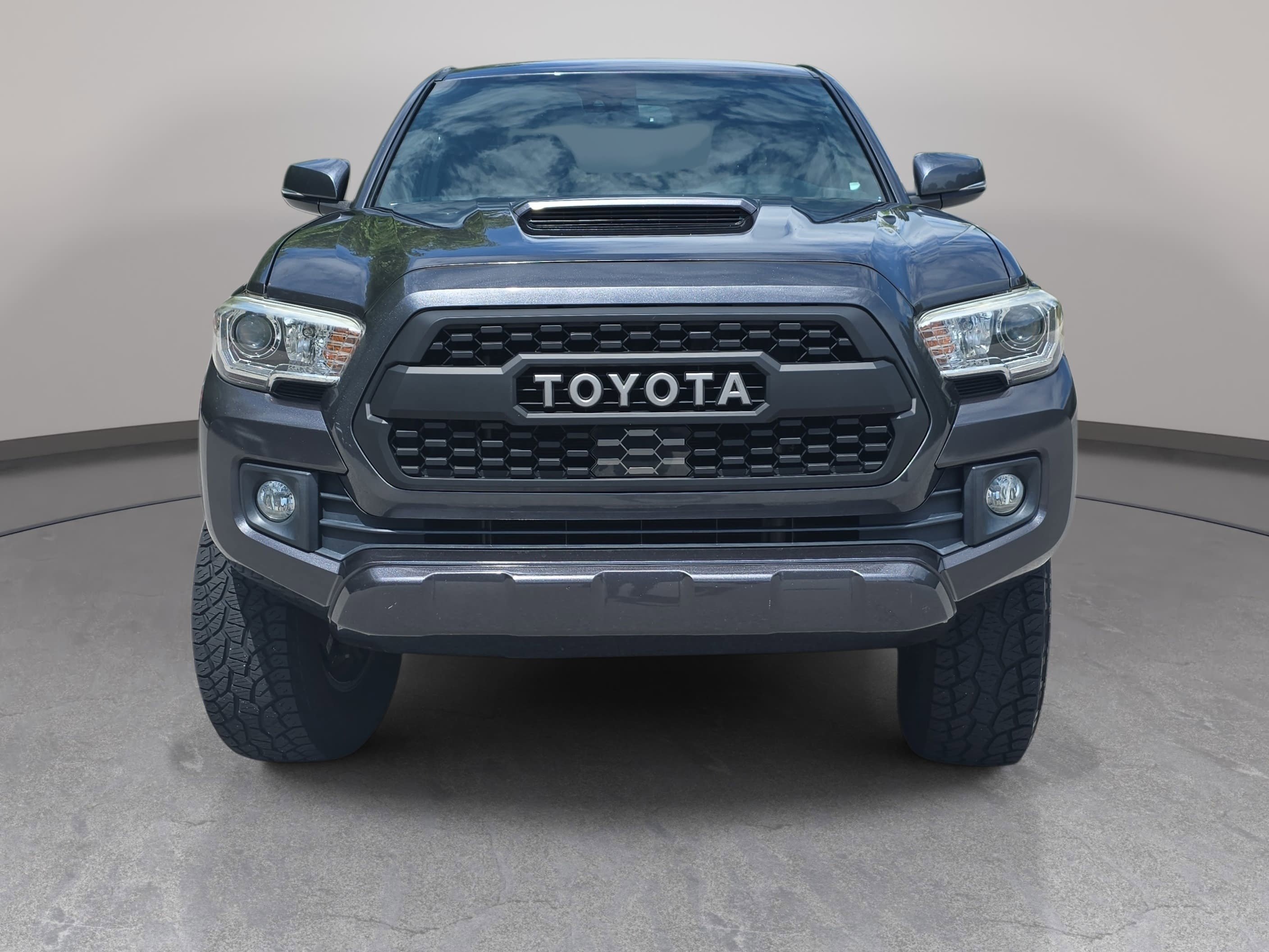 Used 2019 Toyota Tacoma TRD Sport AWD/4WD image 2
