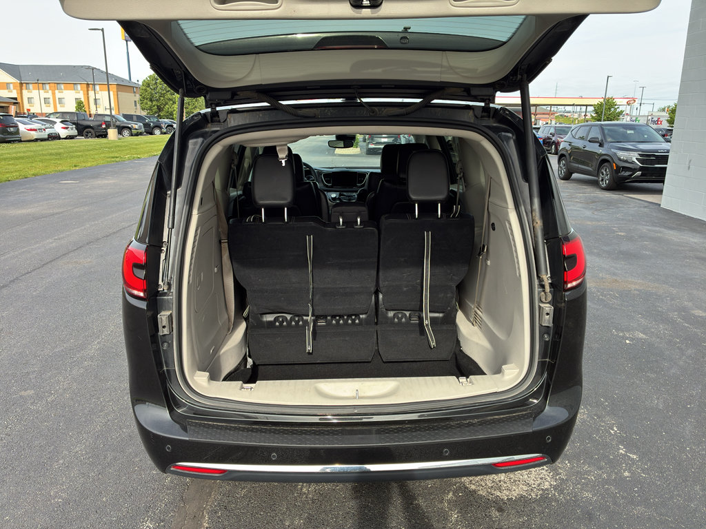Used 2023 Chrysler Pacifica Touring-L FWD image 9