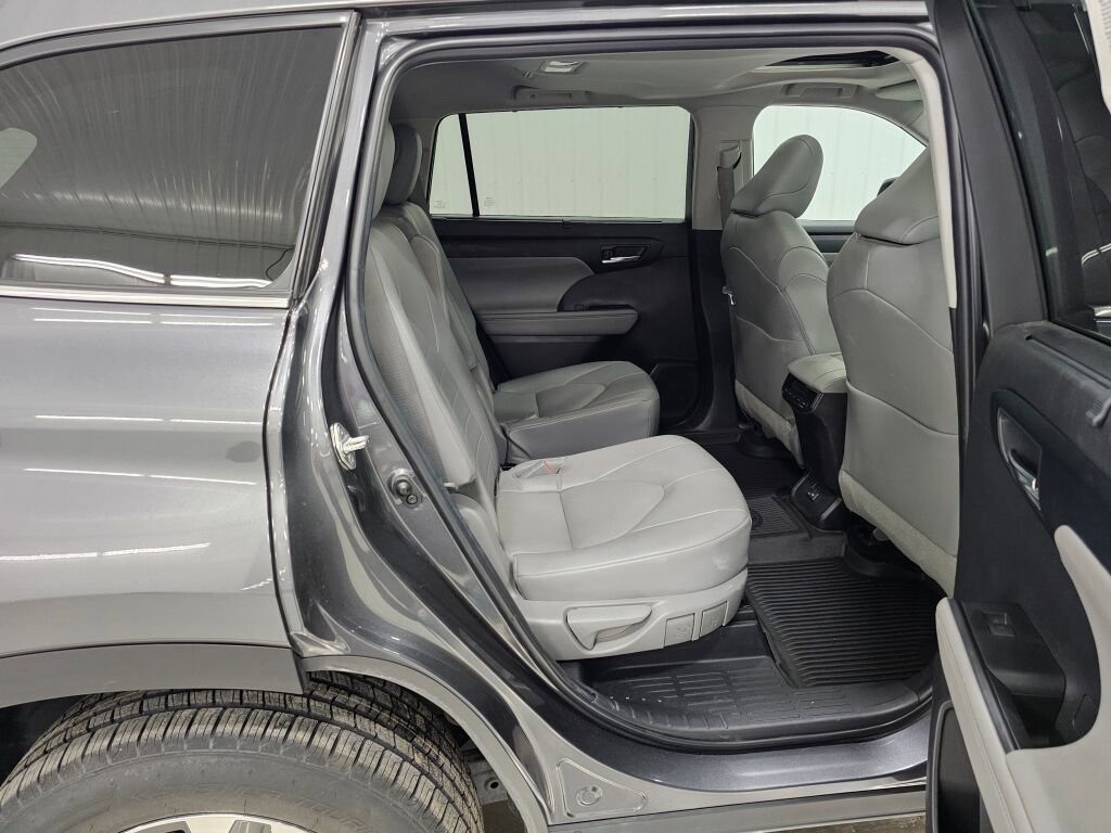 Used 2022 Toyota Highlander XLE image 22