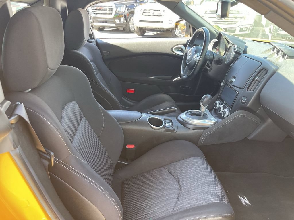 Used 2018 Nissan 370Z Roadster RWD image 11