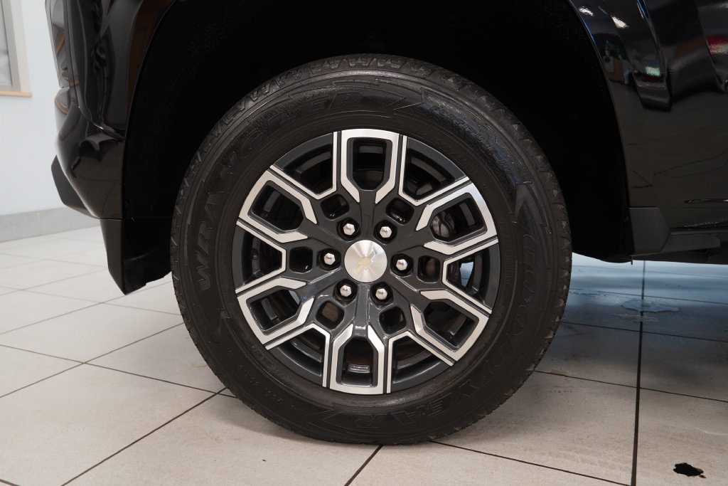 Used 2023 Chevrolet Colorado LT w/ LT Convenience Package III AWD/4WD image 17