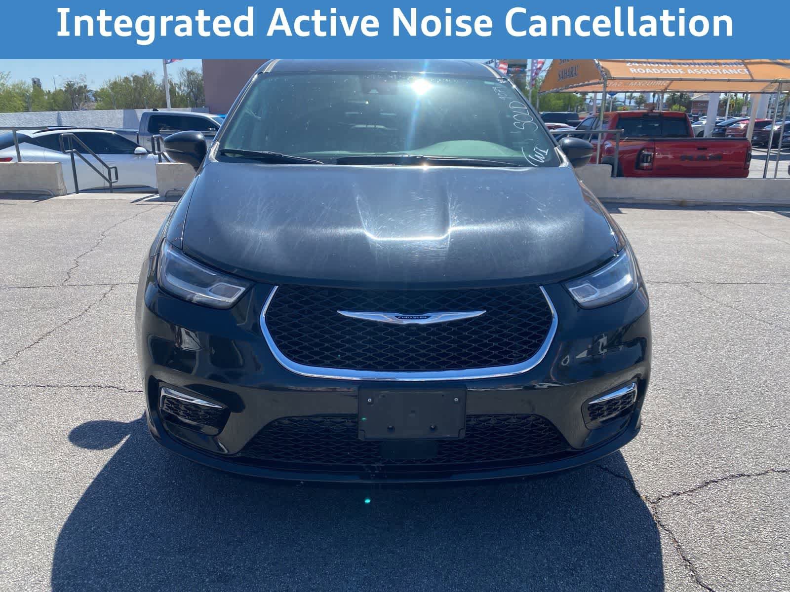 Used 2023 Chrysler Pacifica Touring-L FWD image 3