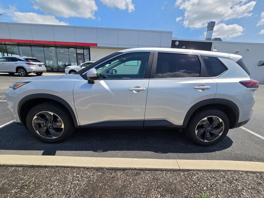 Used 2025 Nissan Rogue SV FWD image 4