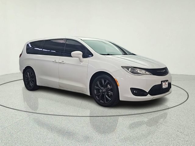 Used 2018 Chrysler Pacifica Touring Plus w/ S Appearance Package FWD image 8