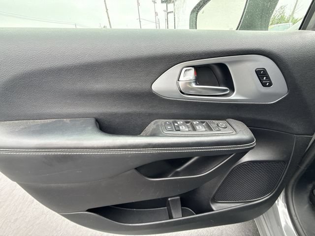 Used 2021 Chrysler Pacifica Touring-L w/ Uconnect Theater Family Group AWD/4WD image 21