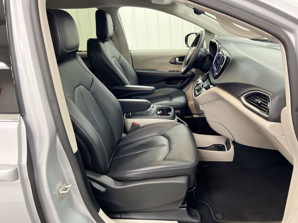 Used 2024 Chrysler Pacifica Touring-L image 21