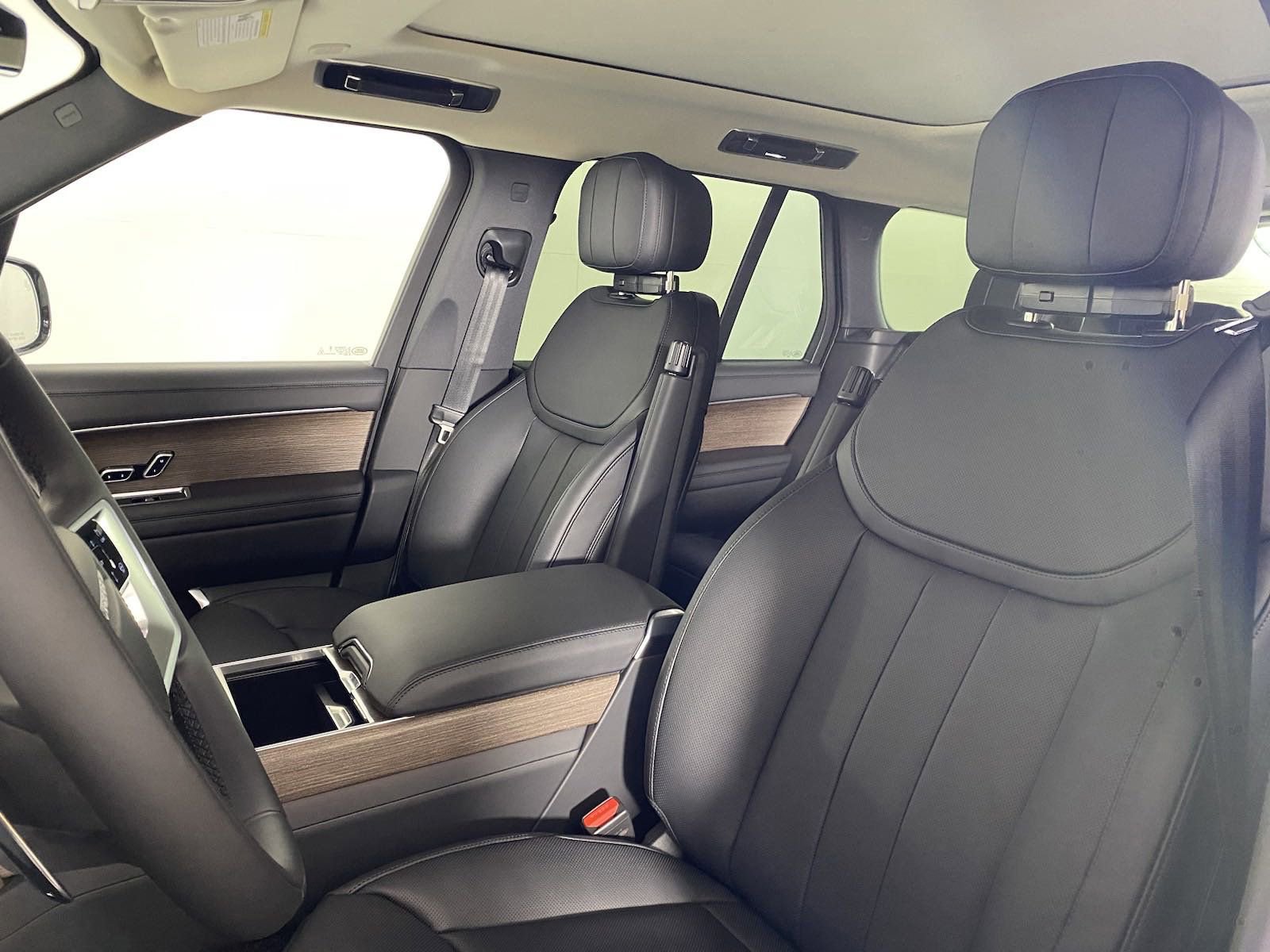 New 2025 Land Rover Range Rover SE image 16