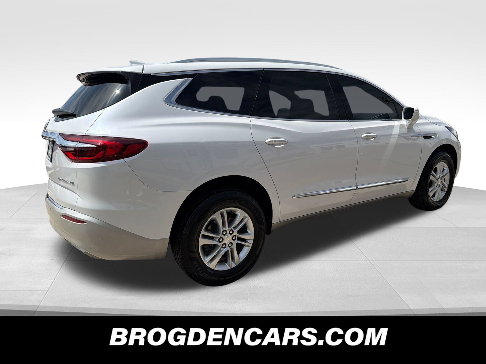 Used 2018 Buick Enclave Essence w/ Trailering Package FWD image 3