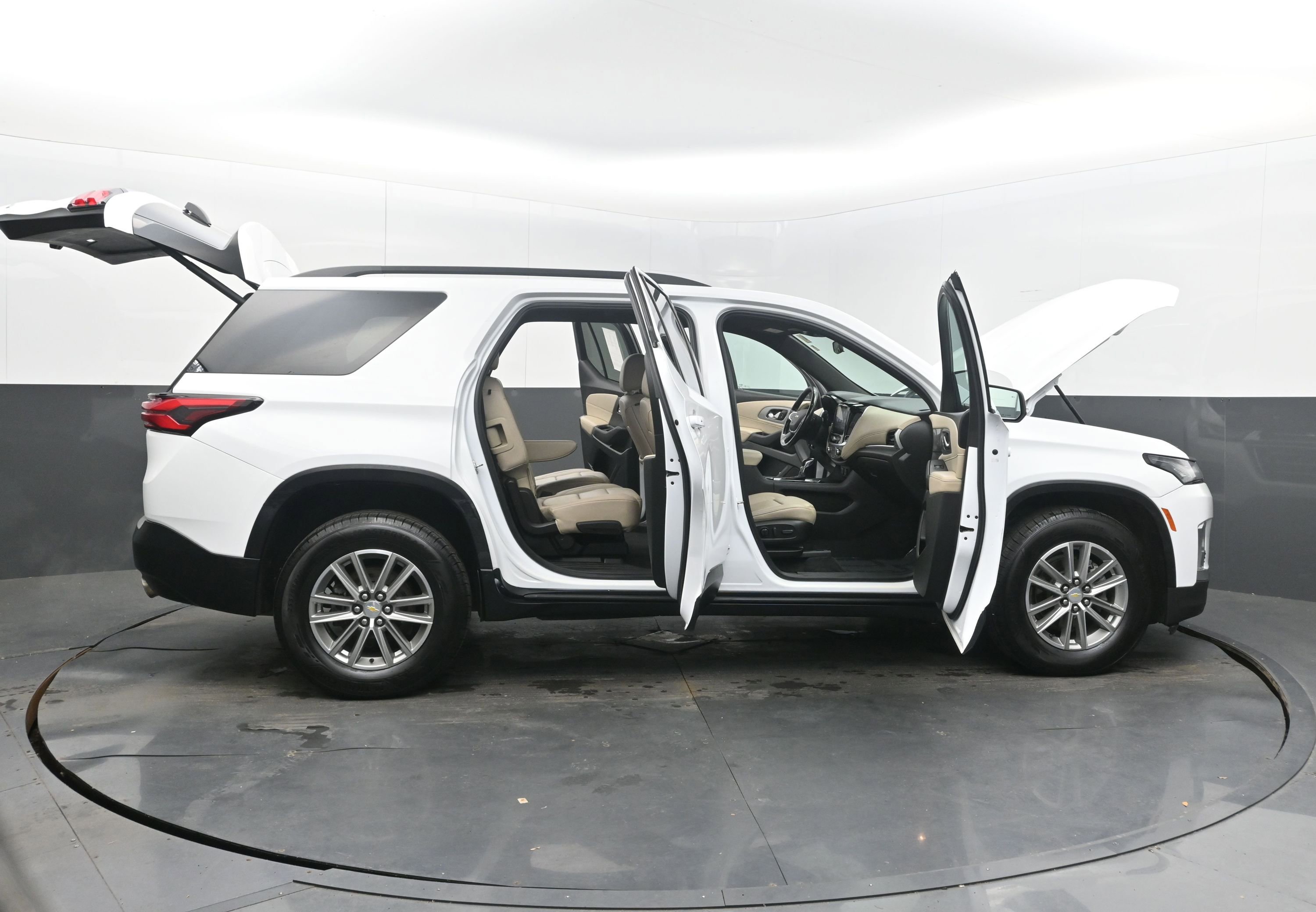 Used 2022 Chevrolet Traverse LT AWD/4WD image 45