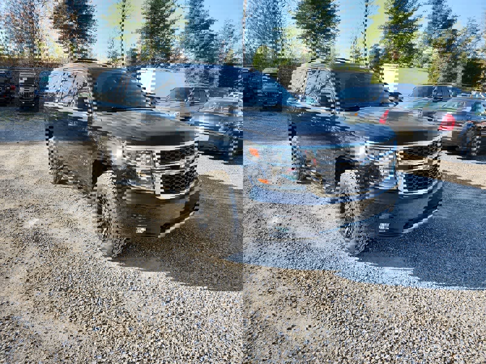 Used 2019 Chevrolet Suburban LT image 7