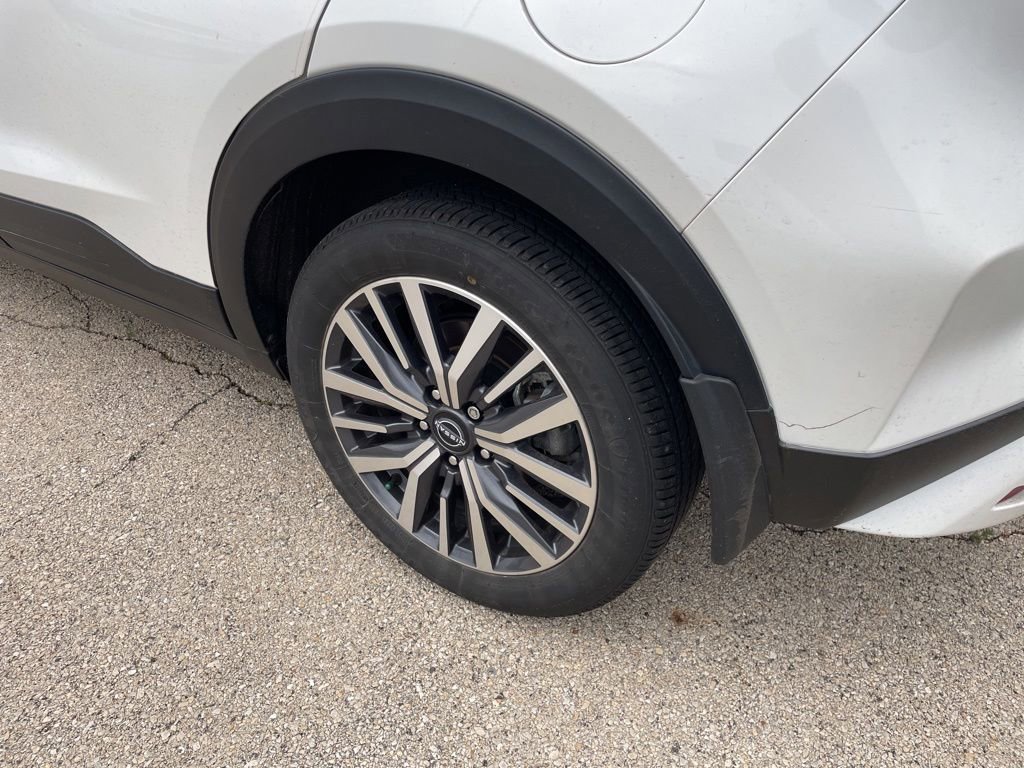 Used 2023 Nissan Kicks SV FWD image 4
