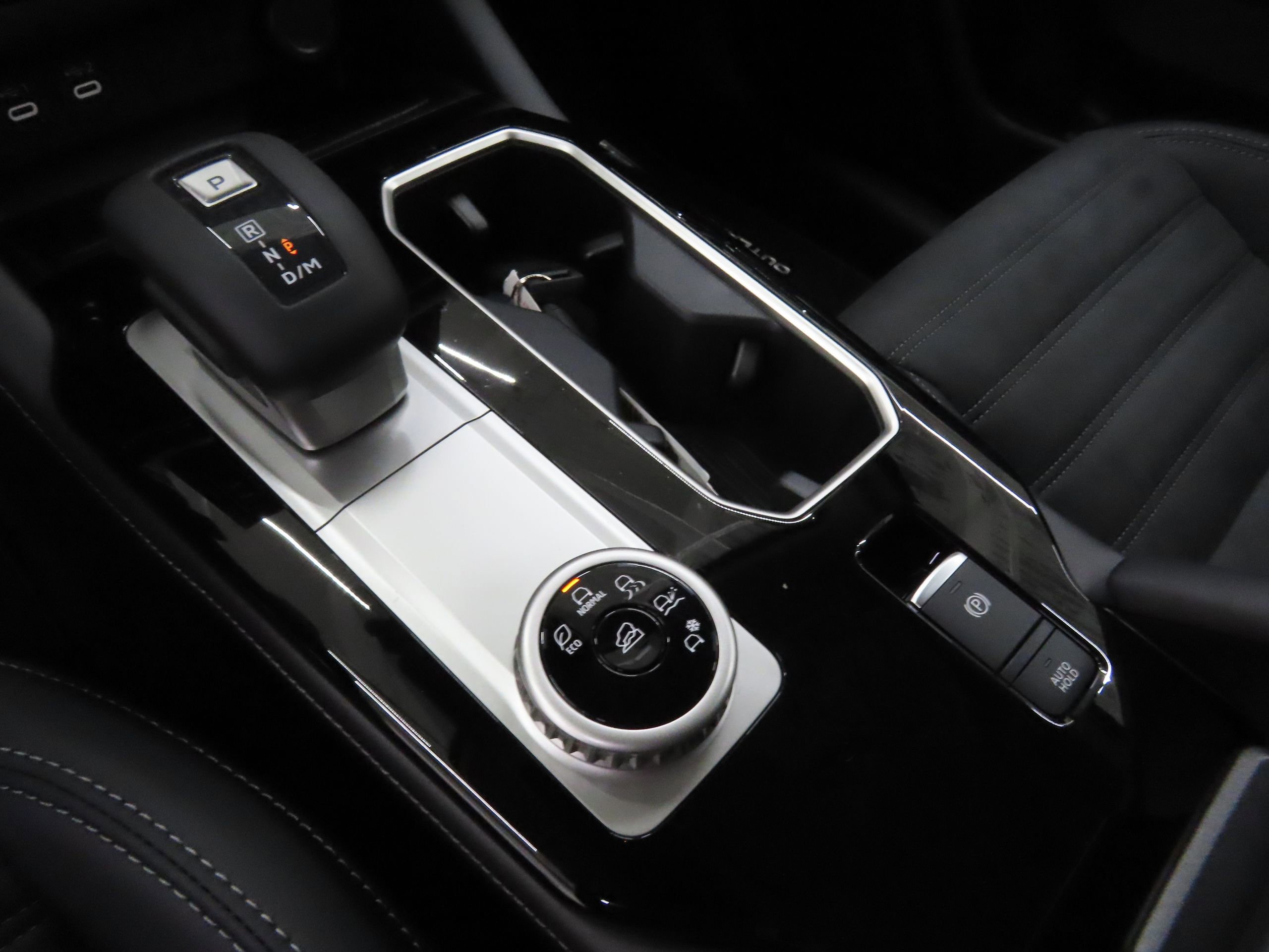 New 2025 Mitsubishi Outlander SE image 15