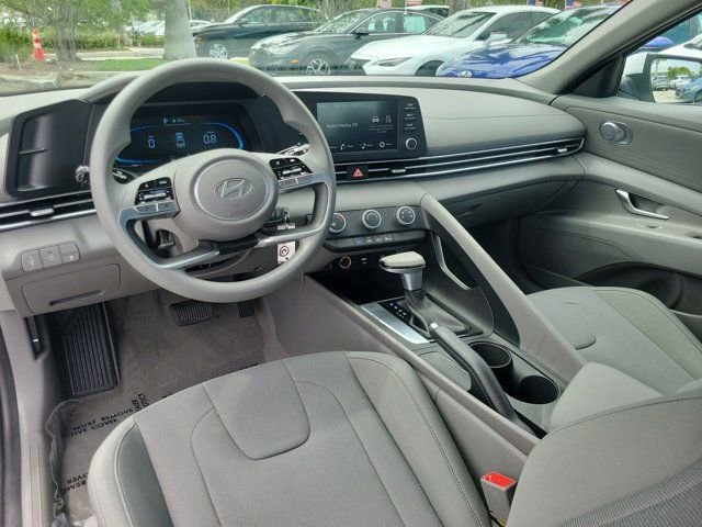 Certified 2025 Hyundai Elantra SE w/ Cargo Package FWD image 10