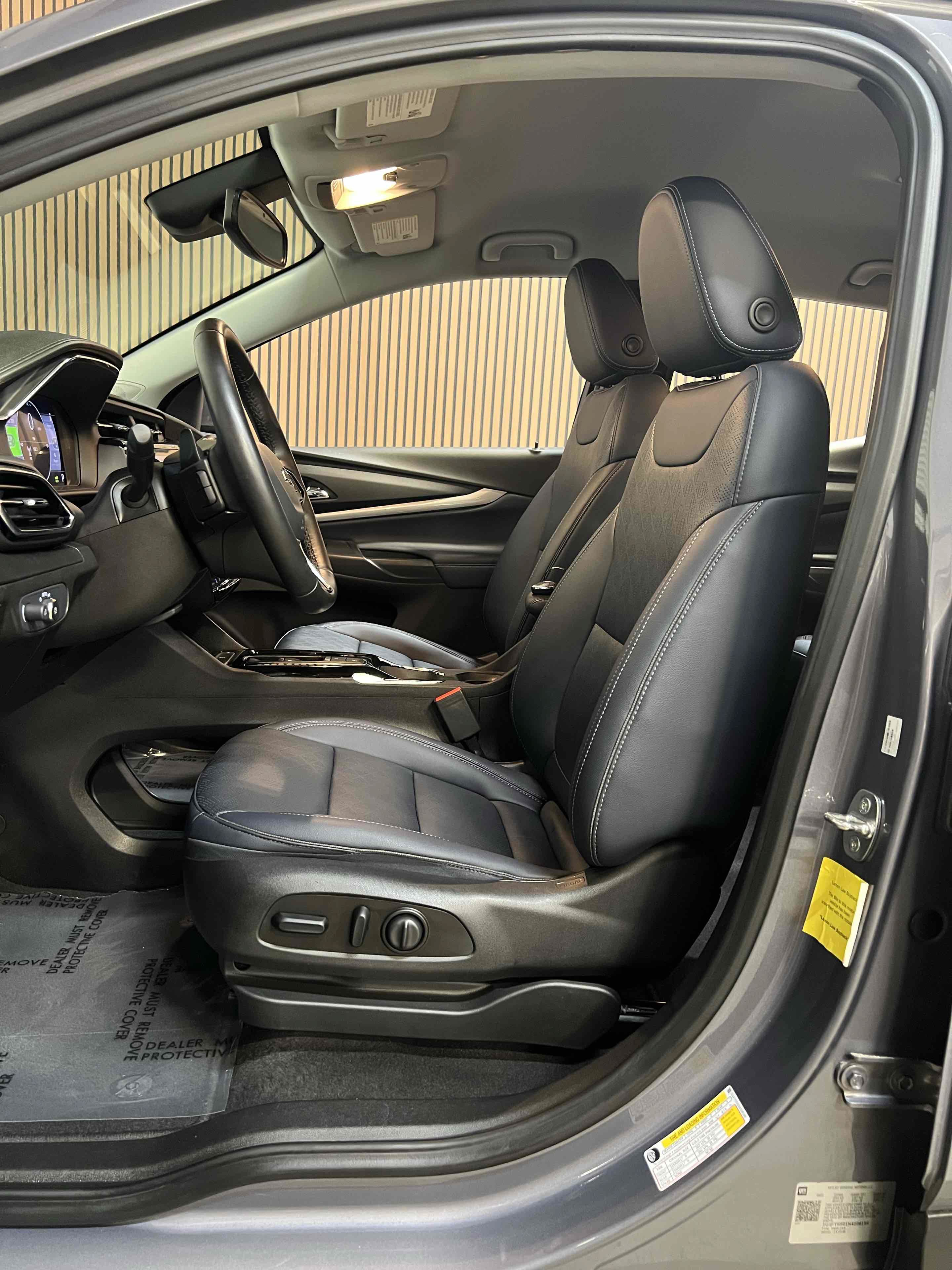 Used 2022 Chevrolet Bolt EUV LT w/ Convenience Package FWD image 32