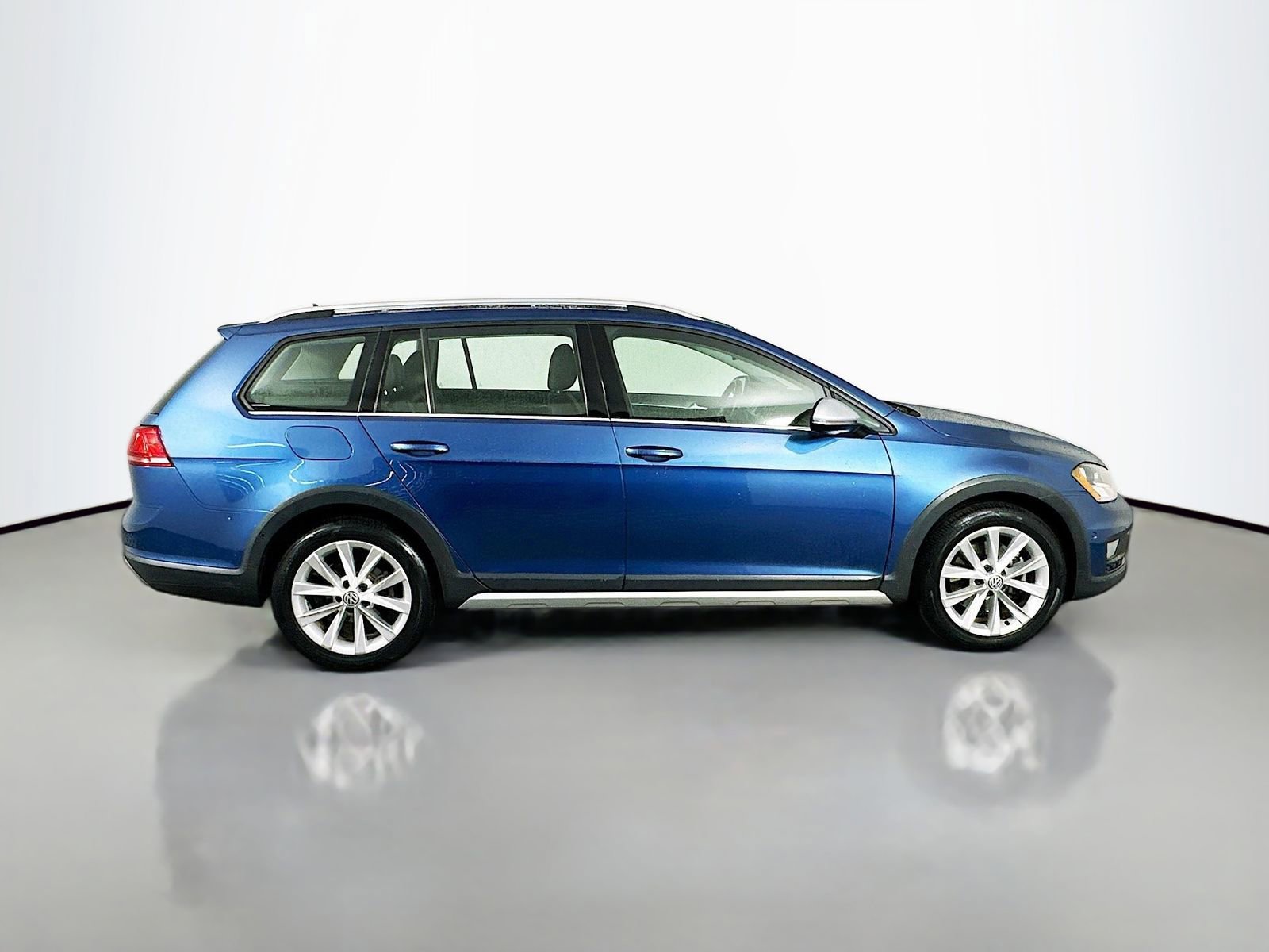 Used 2017 Volkswagen Golf Alltrack S image 9