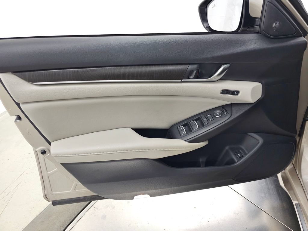 Used 2018 Honda Accord Touring image 13