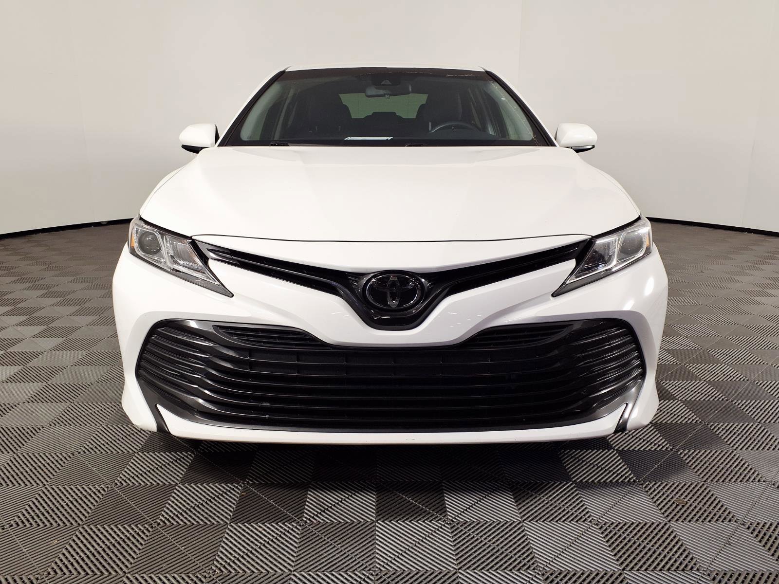 Used 2018 Toyota Camry LE FWD image 2