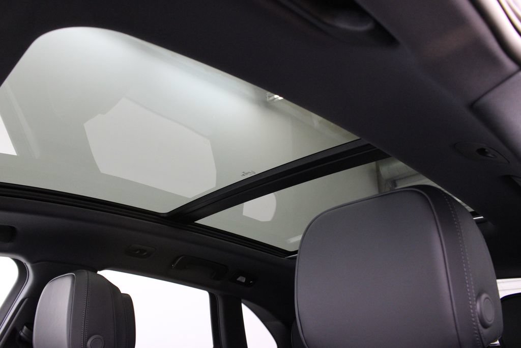 Certified 2025 Porsche Macan AWD/4WD image 20