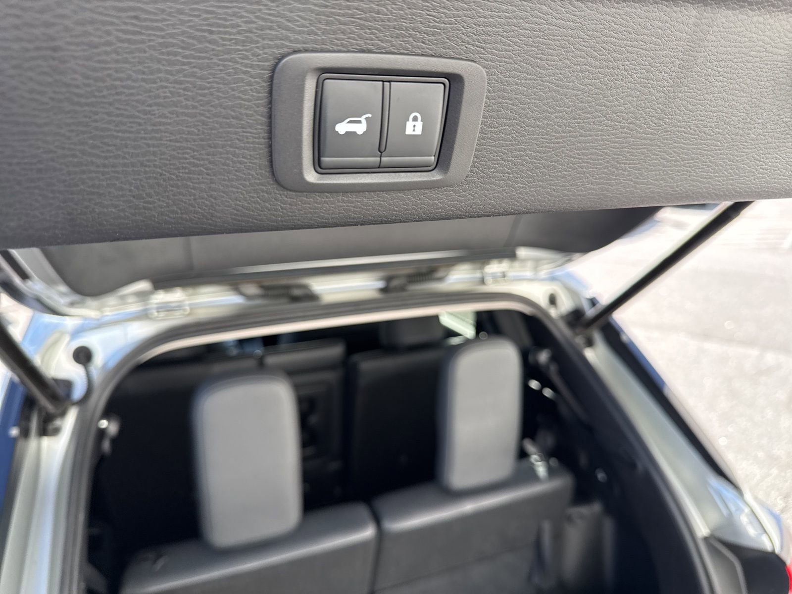 Used 2024 Mitsubishi Outlander SE Black Edition image 11