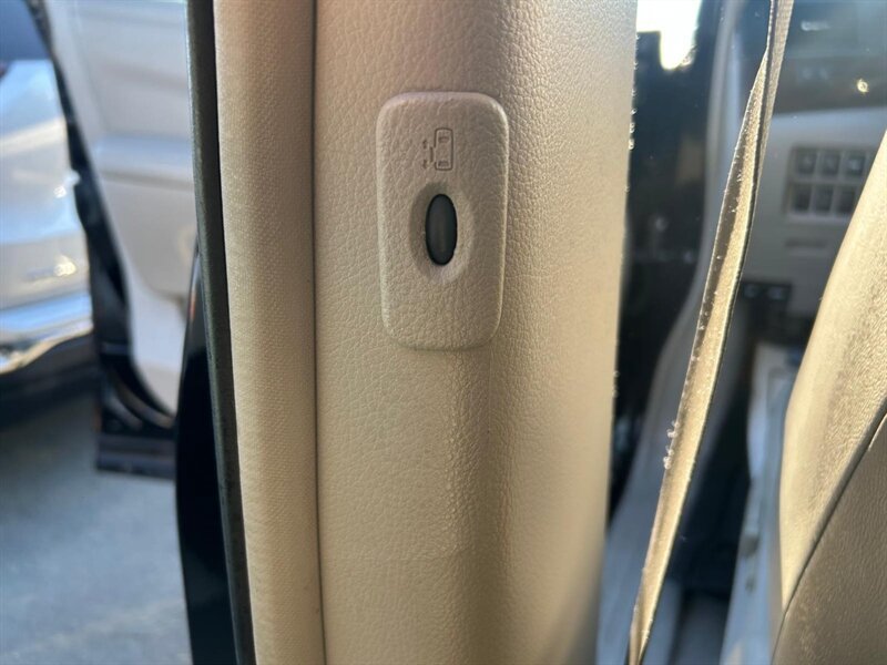 Used 2012 Nissan Quest LE FWD image 13