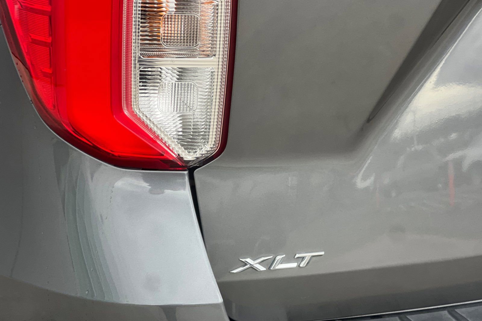 Used 2021 Ford Explorer XLT w/ Equipment Group 202A image 24