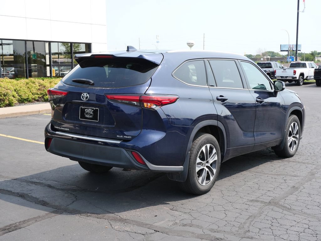 Used 2022 Toyota Highlander XLE AWD/4WD image 6