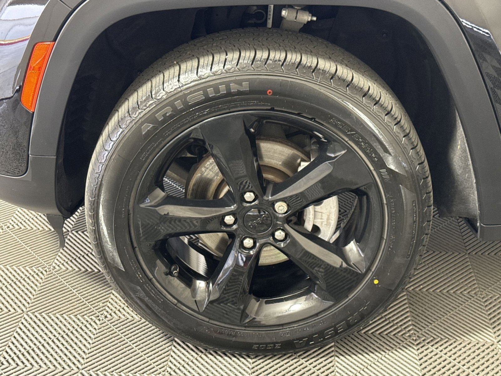 Used 2023 Jeep Grand Cherokee Altitude AWD/4WD image 12