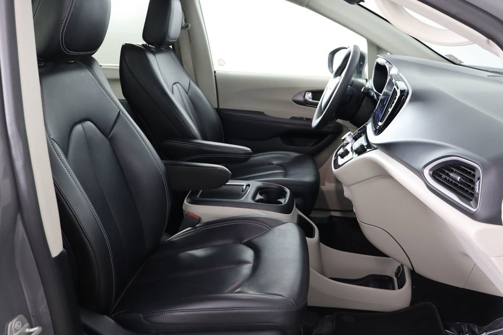 Used 2023 Chrysler Pacifica Touring-L image 19